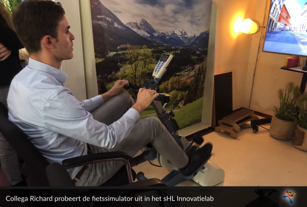 Een DiVetro-collega probeert één van de bijzondere simulators in het innovatielab van 's Heeren Loo, waarmee meervoudig gehandicapten in staat worden gesteld om bijvoorbeeld een virtuele fietstocht te maken